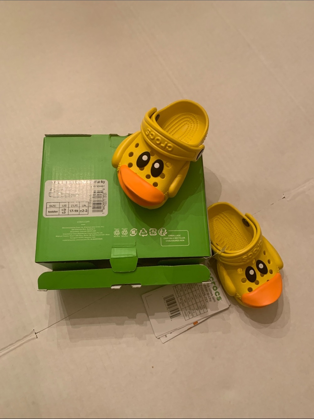 New in Box CROCS Kids Yellow Duck Water Clogs with Orange Beak size 2 size 3 - Picture 2 of 3